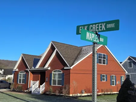 Spacious Entire Home Close to HoliMont and Village