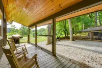 Romantic Couples Cottage, Large Covered Deck with Hot Tub, TV, Couches, Firepit