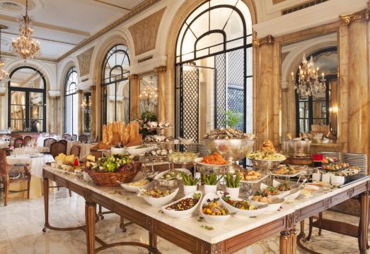 알베아 팰리스 호텔의 웅장하고 클래식한 로비