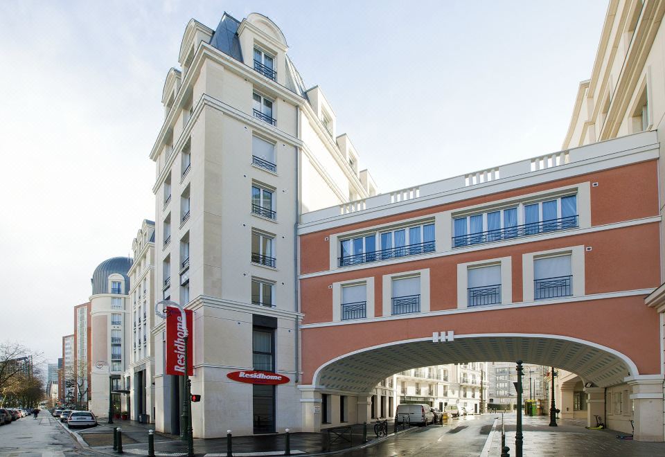 레지돔 퓨토 라 데팡스의 깔끔한 로비 모습 