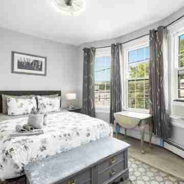 Refined 2Br • Free Parking • Easy Path to NYC Rooms