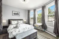 Refined 2Br • Free Parking • Easy Path to NYC Hotels near New Jersey City University