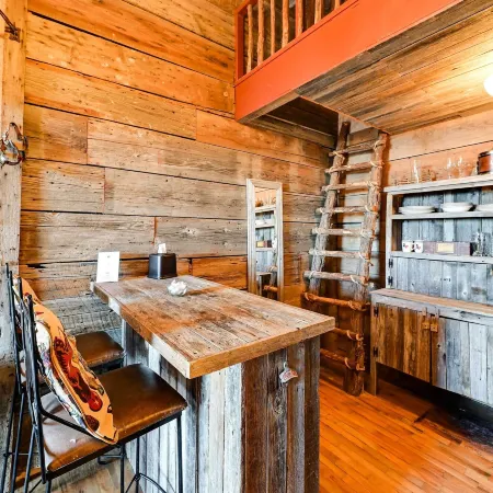 Western-Themed Decatur Studio on Main Street!