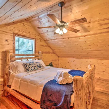 Hot Tub: 'Little Bear's Pond' Broken Bow Cabin
