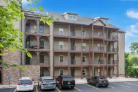 New Lakeview Penthouse - Amenities Galore! - Parkplatz