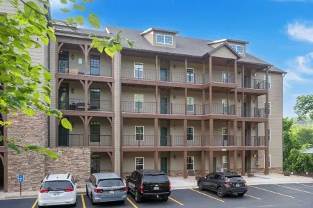 New Lakeview Penthouse - Amenities Galore!