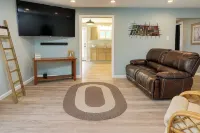 Cozy 2Br Home: with Lake Access & Work Space Hotels in Springfield Township