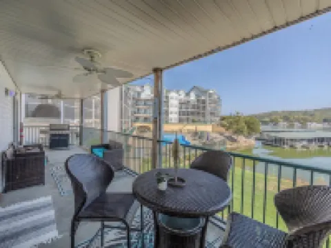 Lake of the Ozarks Premier lakefront 3-bedroom condo. Fishing, Swimming,boating. 拉塞爾酒店