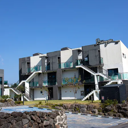 Seogwipo Barakra Pension Отели рядом с достопримечательностью «Храм Хелимса»