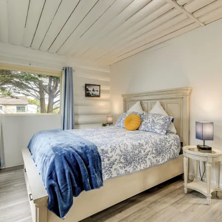 Unique Dog-Friendly Log Cabin Short Walk to Ocean