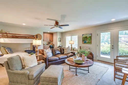 Lakefront Fun Near Clemson! Retreat w/ Pool Access -  Privatzimmer