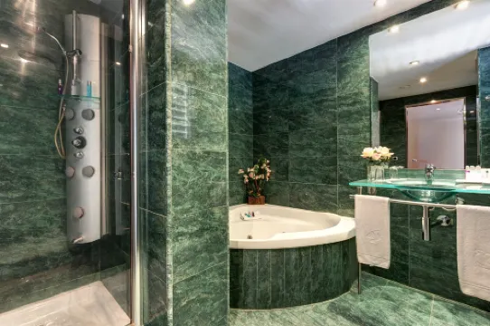 Acevi Villarroel Photos