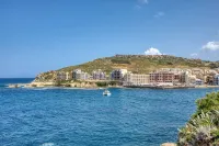 Waterfront Gozo Stay Overlooking Marsalforn Bay - WiFi