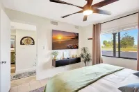 The Gator Escape -Poolside Condo Walk to Tiki Bar