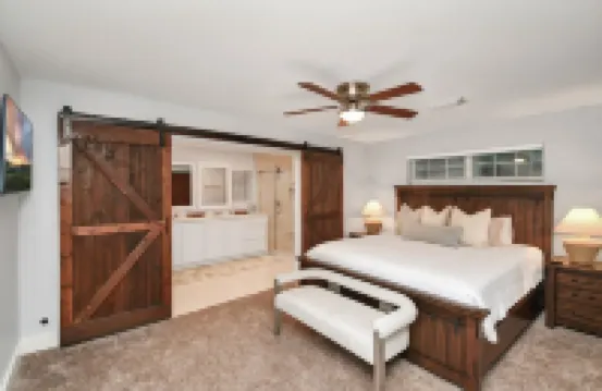 Spacious Modern Cottage Perfect for Families & Pets ~ Gated Parking ~ Sleeps 9+