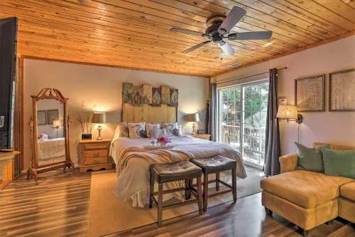Remodeled Crestline Retreat Walk to Lake Gregory! - Balcony