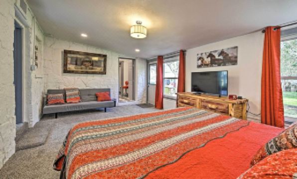 Retro Updated Blanco Abode - Steps to Main Street!