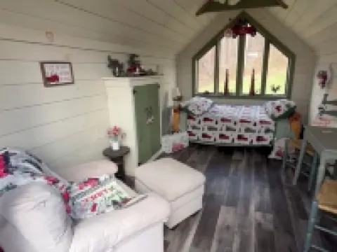 Glamping in the Tiny House with a Huge View Hotels in Falling Spring