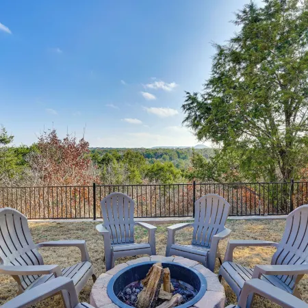 < 2 Mi to Lake Granbury! Family Home w/ Large Yard