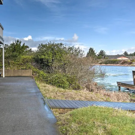 Waterfront Vacation Rental in Ocean Shores