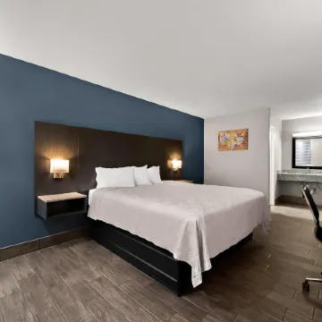 Econo Lodge Inn & Suites