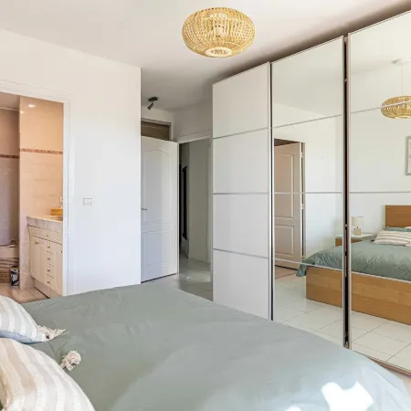 Quiet House with Pool Отели в г. Биот