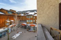 200 ft. to Gondola w/ parking, balcony, fireplace & views! Walk to shops & food!