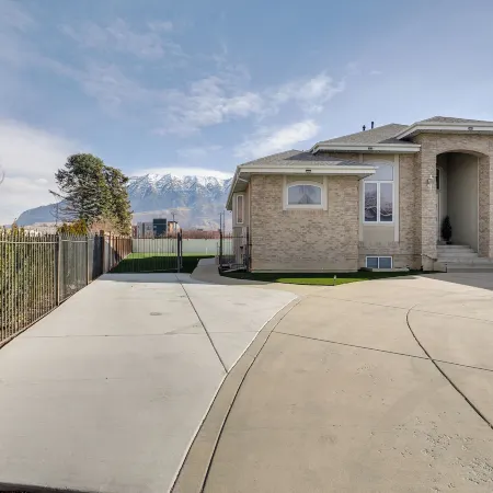 Stunning Peak Views Near Utah Lake! Cozy Getaway