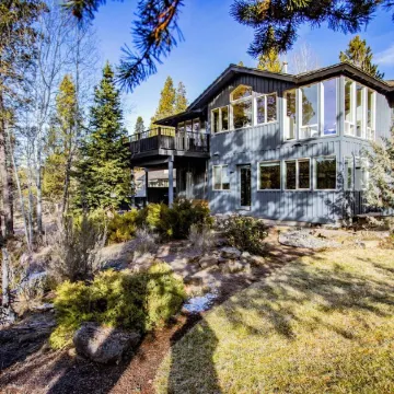 Modern Sunriver Luxury Home with Fenced Turf Pet Yard, Large Kids Room, SHARC !!