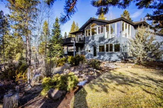 Modern Sunriver Luxury Home with Fenced Turf Pet Yard, Large Kids Room, SHARC !!