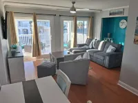 Top Floor Jacksonville Beach Condo,Walk to Beach,2 King Suites,Near Tpc Sawgrass
