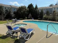 Lakefront, Dock, Kayaks, Paddleboards, Pool,Hot Tub and Access to Boat Rentals!