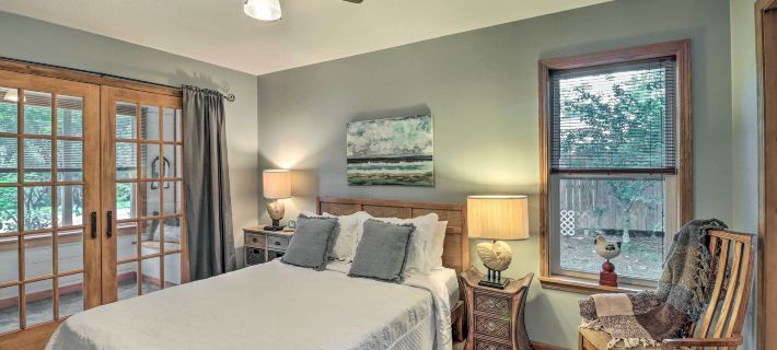 Mountain View Home Steps to Amphitheater Park Hotels in Stone County