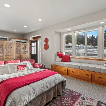 Sweet Private Leavenworth River Front Cabin with Fast WiFi & hot tub- Sleeps 6.