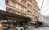 RedDoorz Plus near Mall Sunter Hotels in North Jakarta