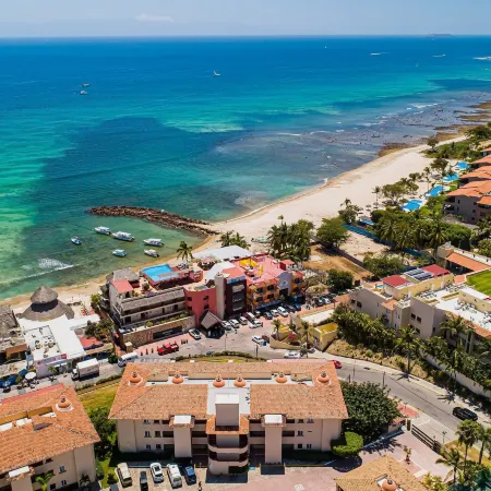 Stylish Apartment Near Beach & Dining With Pool, hot Tub, Tennis, & Large Patio