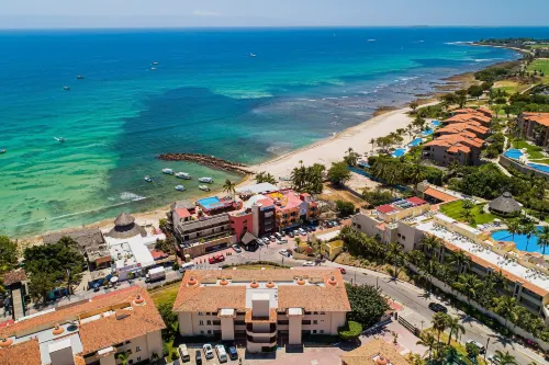 Stylish Apartment Near Beach & Dining With Pool, hot Tub, Tennis, & Large Patio