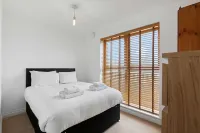 Brighton Getaway - Modern Apartment With Balcony - balcony