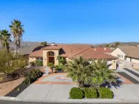 Casa Selecta - Pool, Hot Tub & Desert Skies 4 Bedroom Home Hotels in Yucca Valley