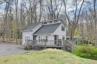 Pocono Lake Home w/ Fire Pit: Walk to Ski Hill! - Homestays