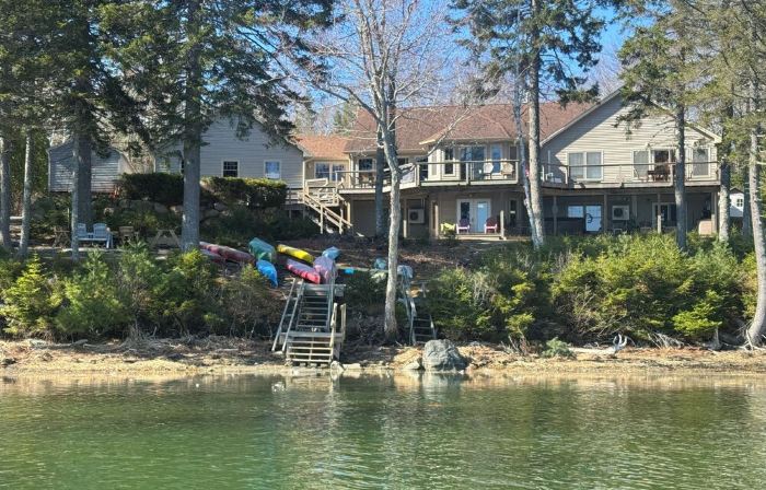 Spectacular luxury, Low allergy, Ocean Waterfront home/kayaks/Canoes/hot tub