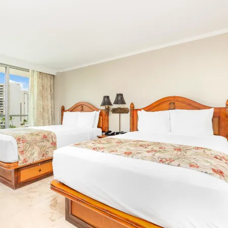Luana Waikiki Hotel & Suites Отели рядом с достопримечательностью «Полуостров "Мейджик Айленд"»