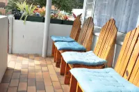 Charming 2-bedroom Apartment in Gqeberha With Garden Views - Apartments