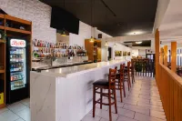 Anchor Inn and Suites - bar