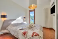 Panorama Lake View Apt + Pool & Beach - Happy Rentals - Homestays