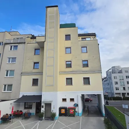 Hotel König Отели рядом с достопримечательностью «Станция метро Oberlaa»
