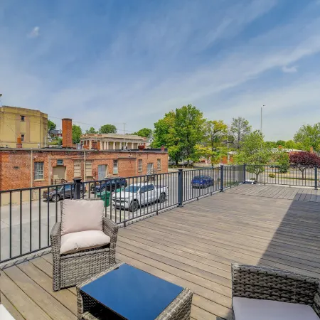 Historic Downtown Bristol Loft - Free Parking