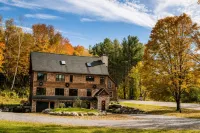 Large Family Lodge w/ Hot Tub, Sports Game Room, Gaming Room, and Pet Friendly! - Boutique