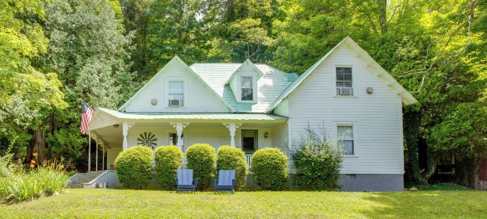 'Lil Red Hen' Cottage in the Boone Area w/ Hot Tub Hotels in Ashe County