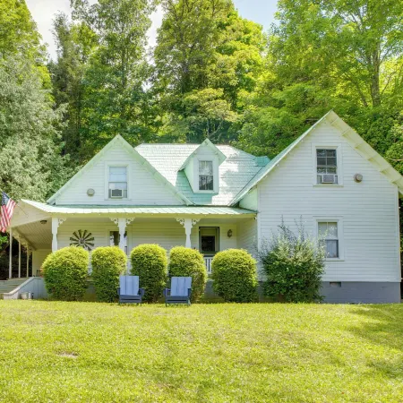 'Lil Red Hen' Cottage in the Boone Area w/ Hot Tub
